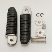 BIKETEC PARTS ZESTAW PODNÓŻKÓW (PODNÓŻKI) PASAŻERA KOMPLETNY Z MOCOWANIAMI SUZUKI GSF/GSX 400 '91-97, GSF 600/1200 '96-00, GSXR 